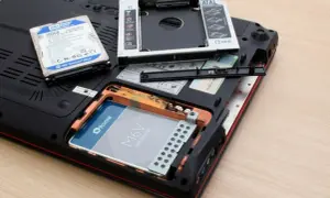 Wymiana dysku w laptopie: nowy SSD Plextor M6V obok starego HDD WD 500GB i kieszeni na drugi dysk.
