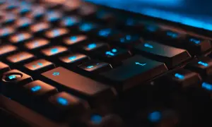 Klawiatura z niebieskim podświetleniem, gotowa do szybkiego dostępu do danych, jakby pamięć podręczna była na wyciągnięcie ręki.