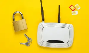Router z antenkami, kłódka, klucze i karty SIM. To wszystko, czego potrzebujesz, by mieć internet na kartę do routera.