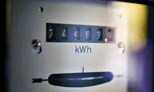 Liczniki pokazują 74907,8 kWh. To dużo energii, ale może to tylko licznik w fabryce, gdzie każdy **kilowat** jest ważny.