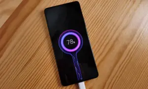 Smartfon z 78% baterii, podłączony białym kablem, pokazuje animację **szybkiego ładowania** na czarnym ekranie.