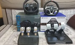 Dwa zestawy kierownic wyścigowych: Logitech G925 i Thrustmaster T248, gotowe do akcji.