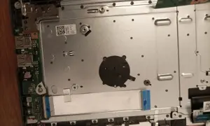 Wnętrze laptopa, widoczne porty USB, wentylator i płyta główna. Wystąpił błąd, który jest nie do naprawienia.