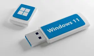 Dwa pendrive'y z logo Windows 11 na białym tle.