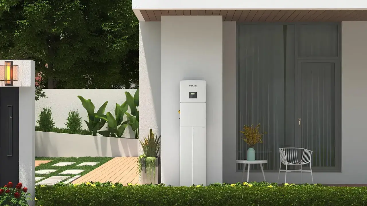 Nowoczesny dom z zielenią i bankiem energii 5kW, który zapewnia niezależność energetyczną.