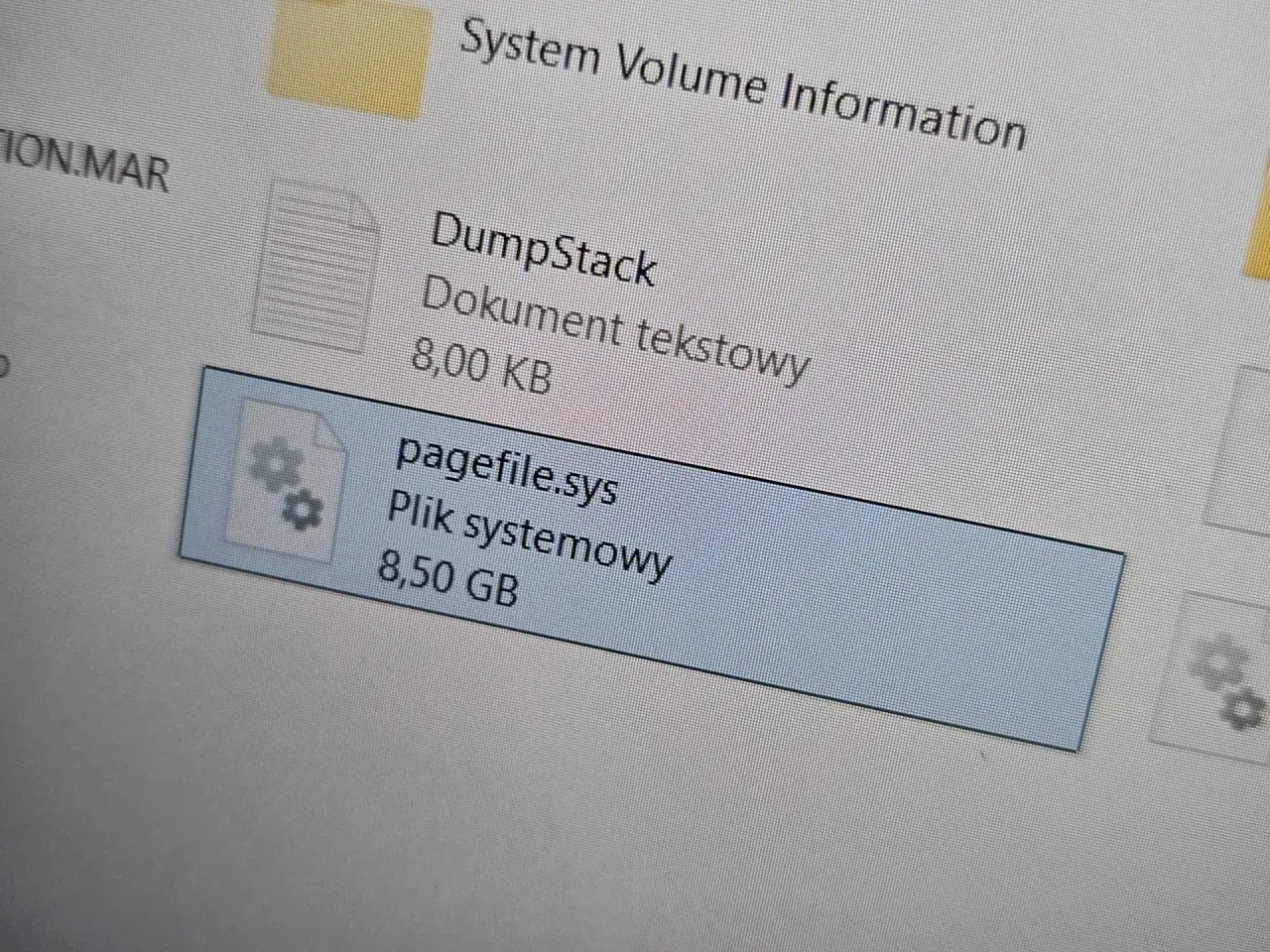 Plik systemowy pagefile.sys zajmuje 8,50 GB. To ważny element systemu Windows, który pomaga zarządzać pamięcią.