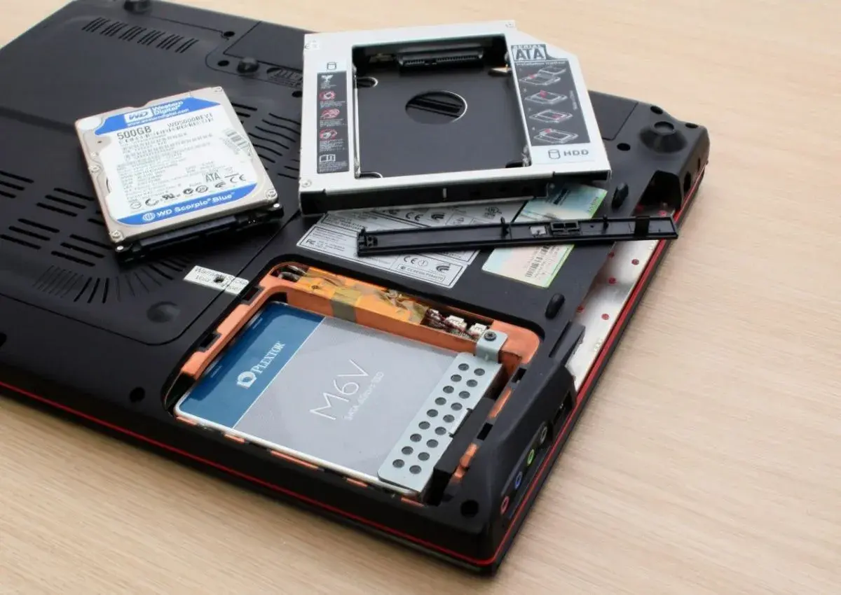 Wymiana dysku w laptopie: nowy SSD Plextor M6V obok starego HDD WD 500GB i kieszeni na drugi dysk.