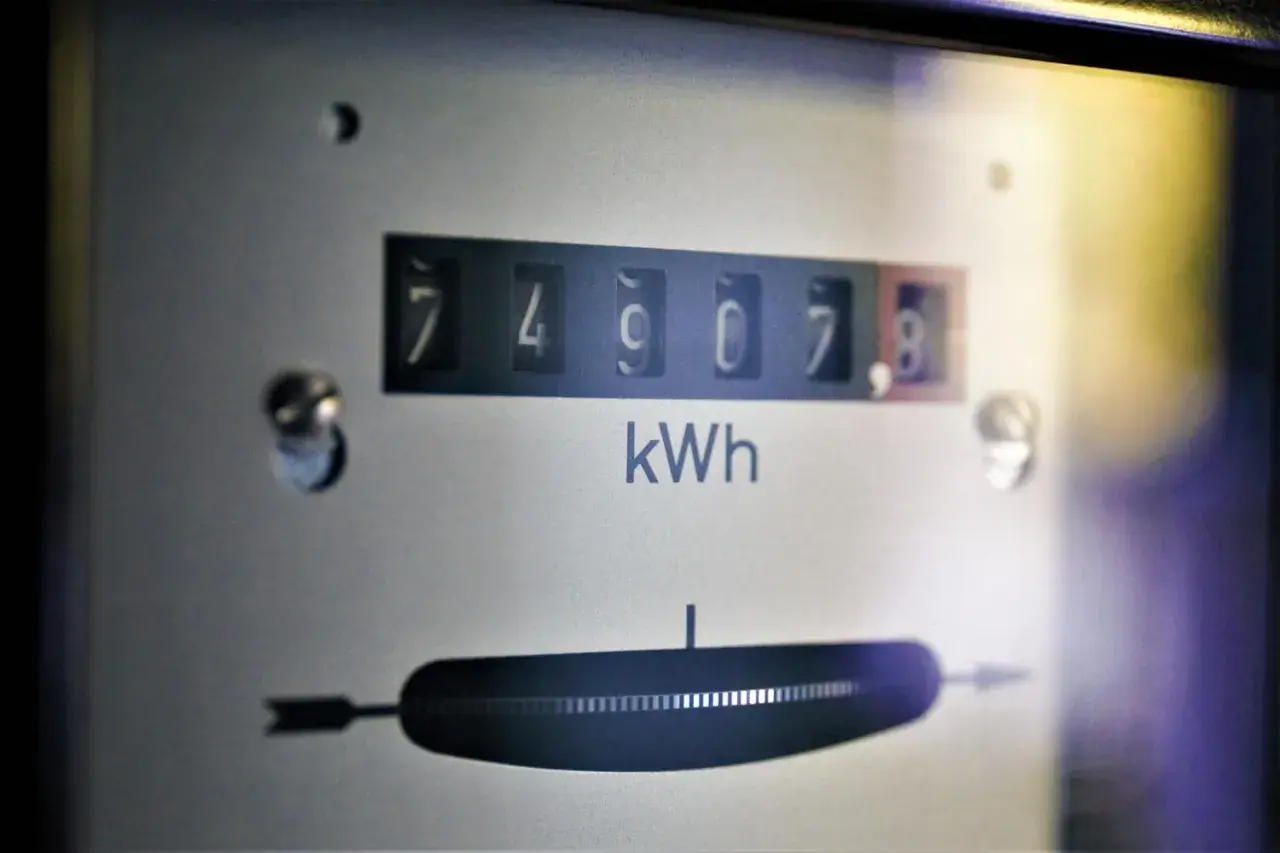Liczniki pokazują 74907,8 kWh. To dużo energii, ale może to tylko licznik w fabryce, gdzie każdy **kilowat** jest ważny.