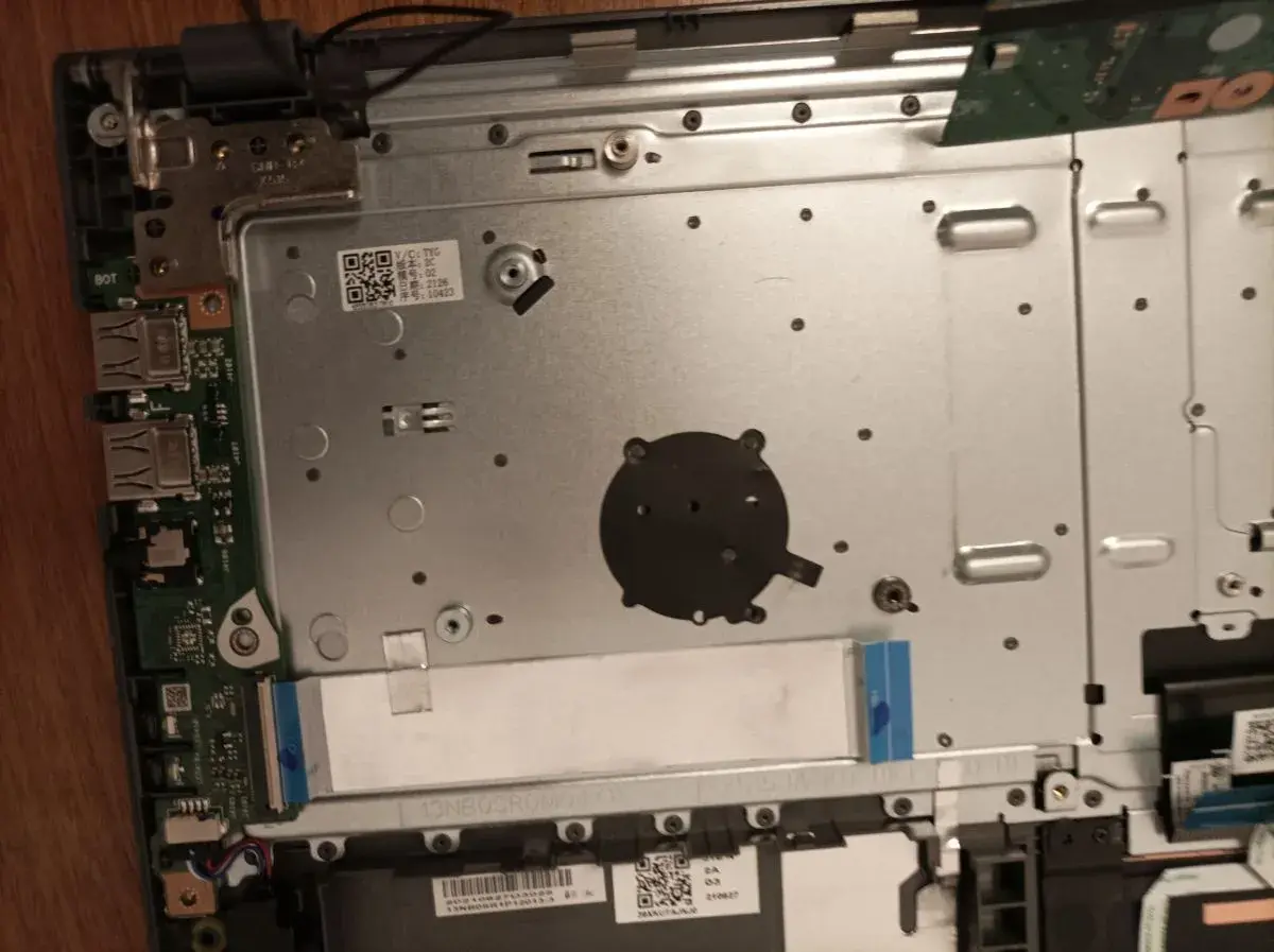 Wnętrze laptopa, widoczne porty USB, wentylator i płyta główna. Wystąpił błąd, który jest nie do naprawienia.