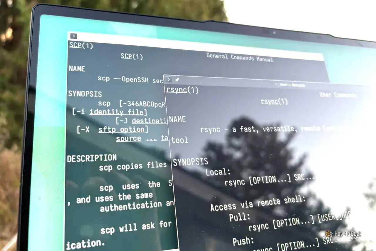 Na ekranie laptopa widać dokumentację poleceń `scp` i `rsync`. `rsync` to szybkie narzędzie do synchronizacji plików.