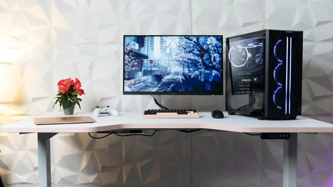 Nowy komputer z podświetlaną obudową i monitorem. Idealne miejsce, by dowiedzieć się, jak zainstalować Windows 11 na nowym komputerze.