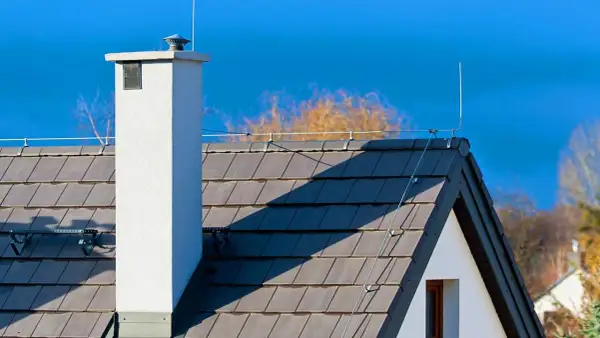 Na dachu domu widoczna jest instalacja odgromowa, chroniąca przed uderzeniami pioruna.